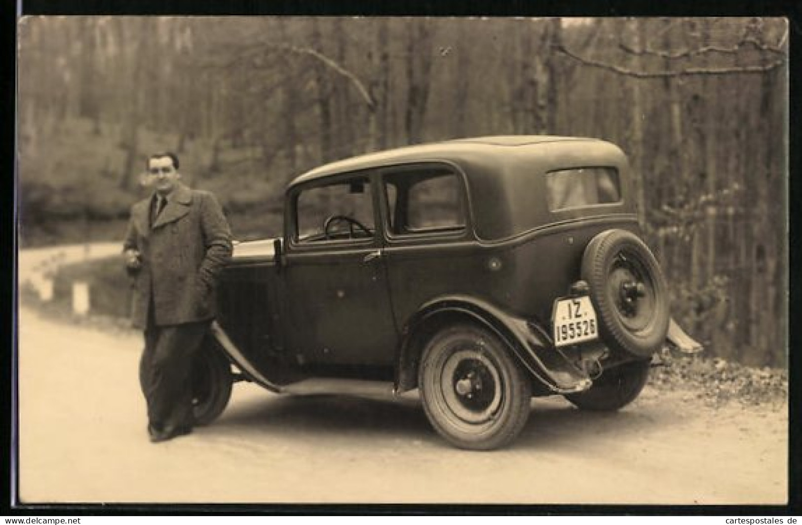 Foto-AK Herr An Seinem Auto, KFZ-Kennzeichen: IZ 195526  - Passenger Cars