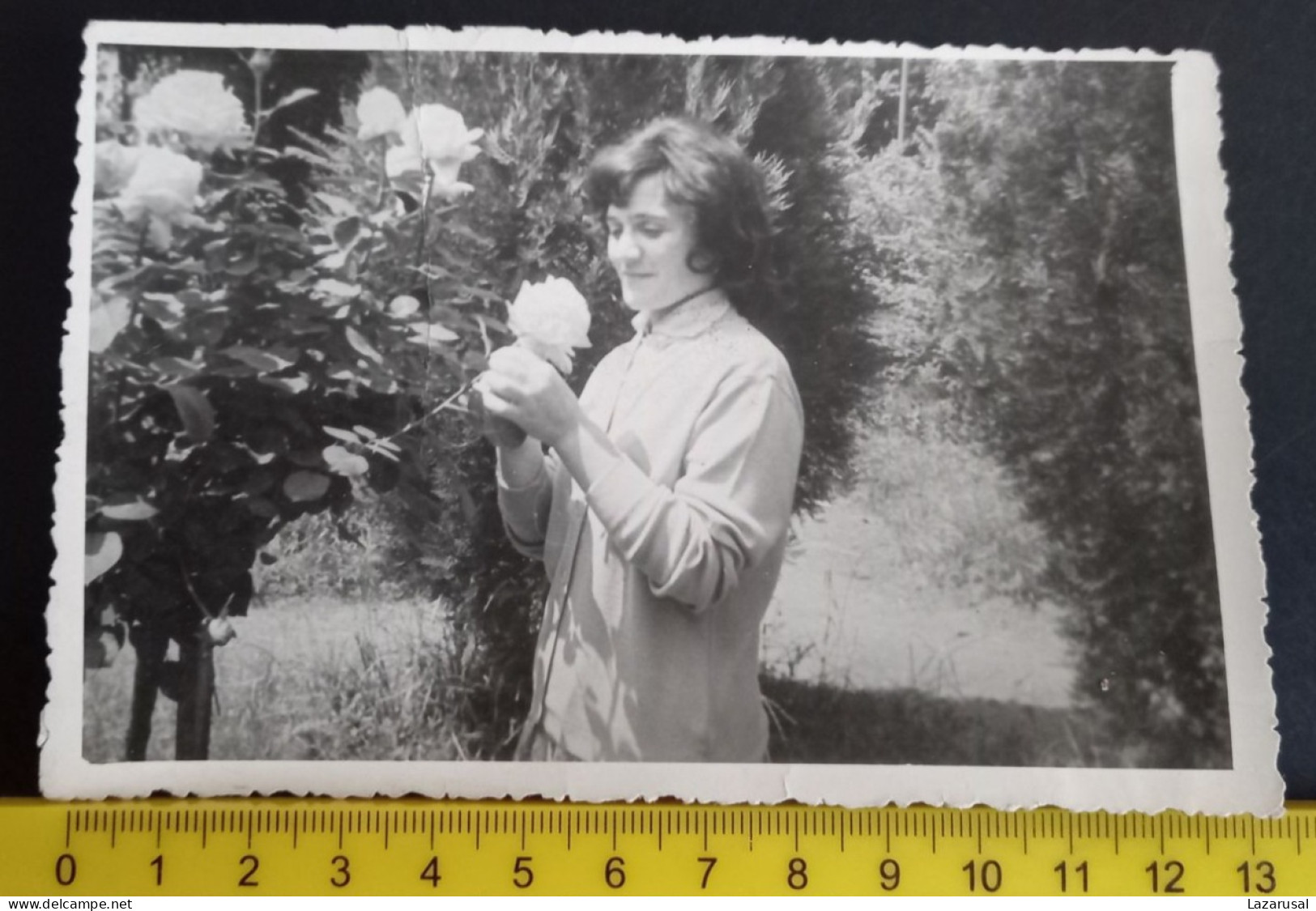 #21   Anonymous Persons - Woman Femme In The Garden - Anonyme Personen