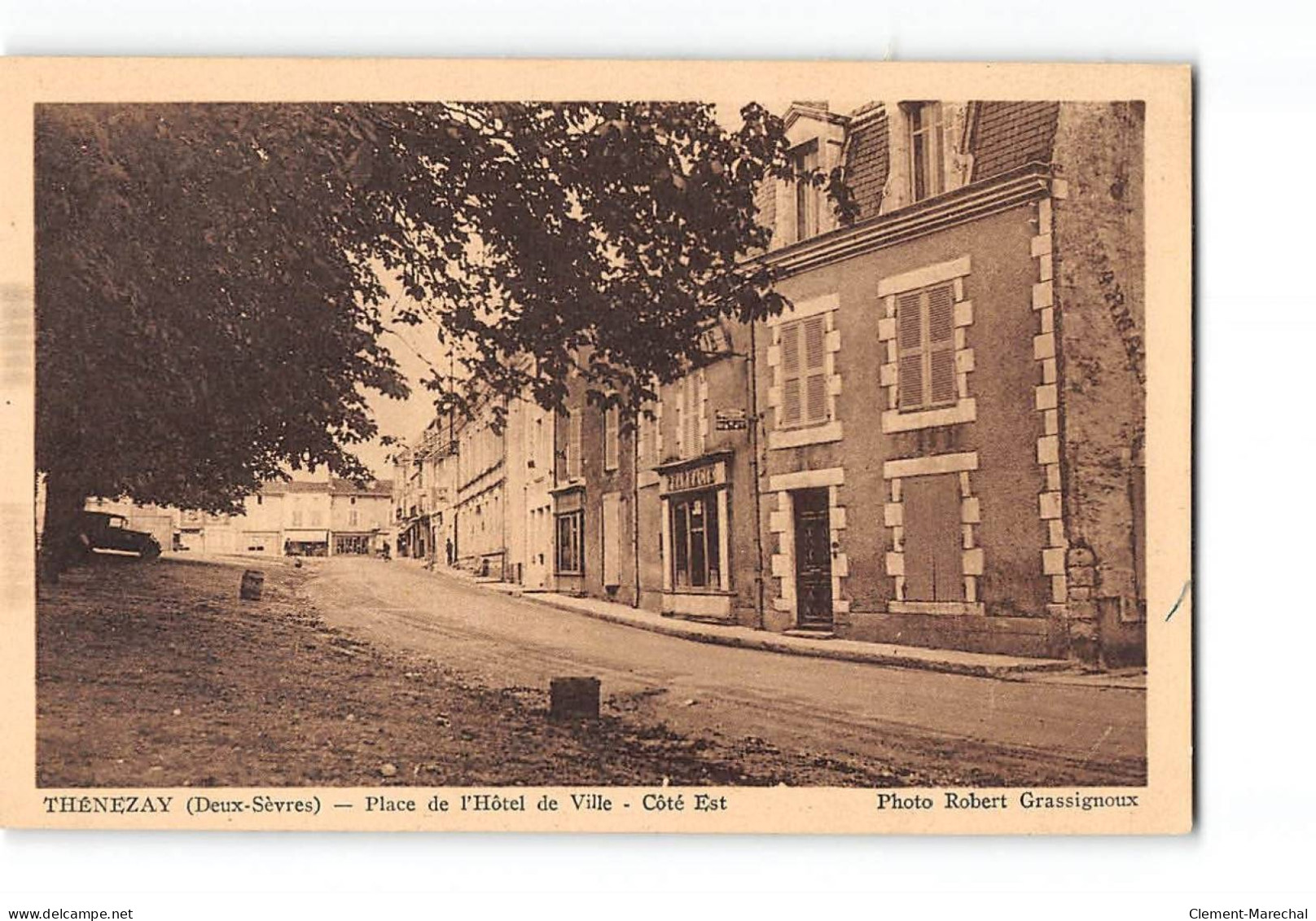 THENEZAY - Place De L'Hôtel De Ville - Très Bon état - Thenezay