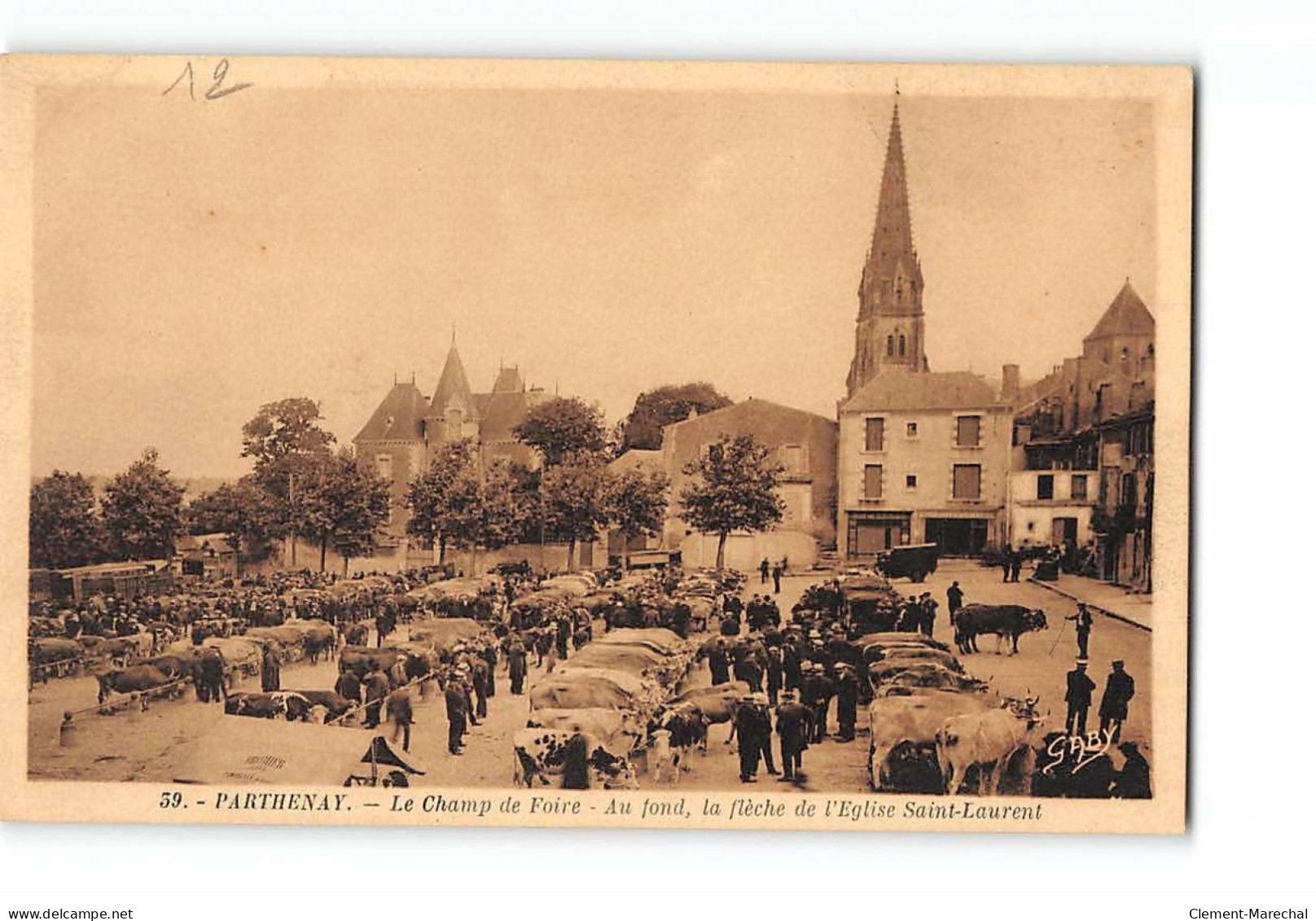 PARTHENAY - Le Champ De Foire - La Flèche De L'Eglise Saint Laurent - Très Bon état - Parthenay