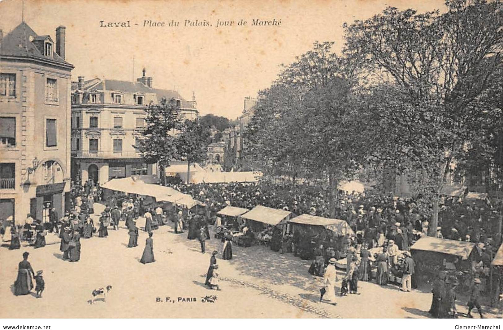 LAVAL - Place Du Palais, Jour De Marché - Très Bon état - Laval