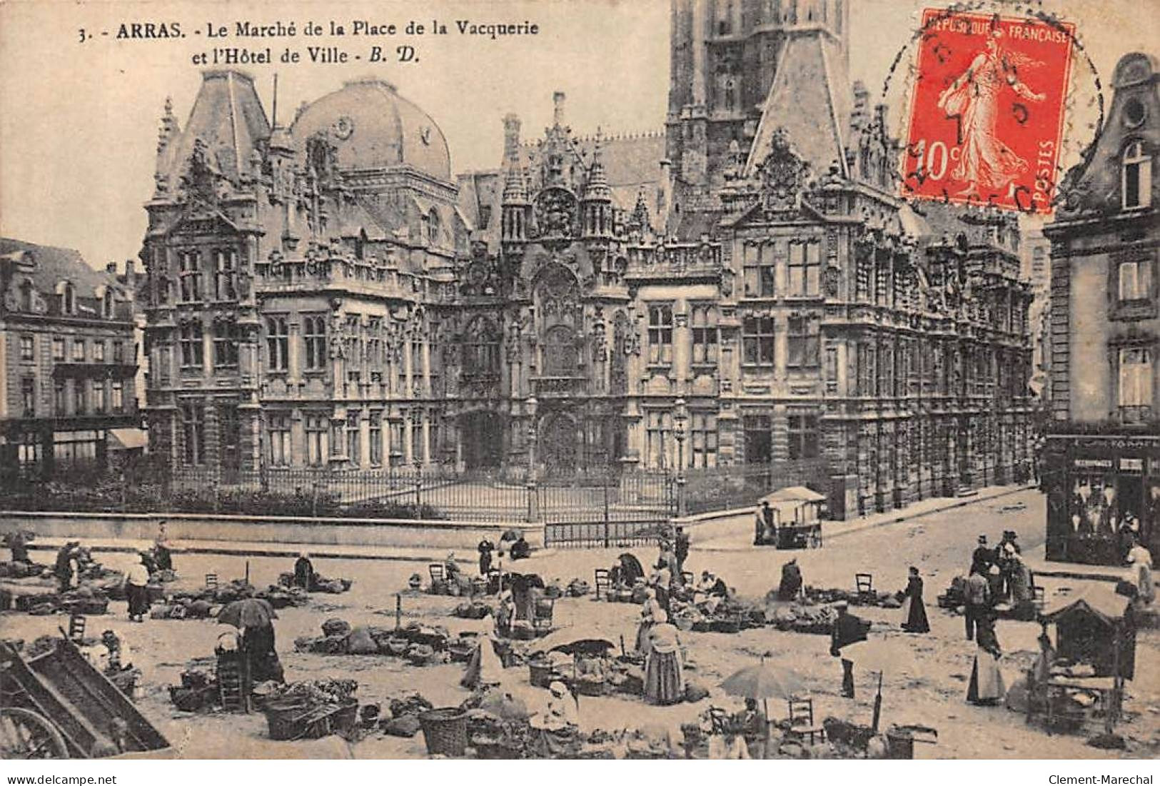 ARRAS - Le Marché De La Place De La Vacquerie Et L'Hôtel De Ville - Très Bon état - Arras