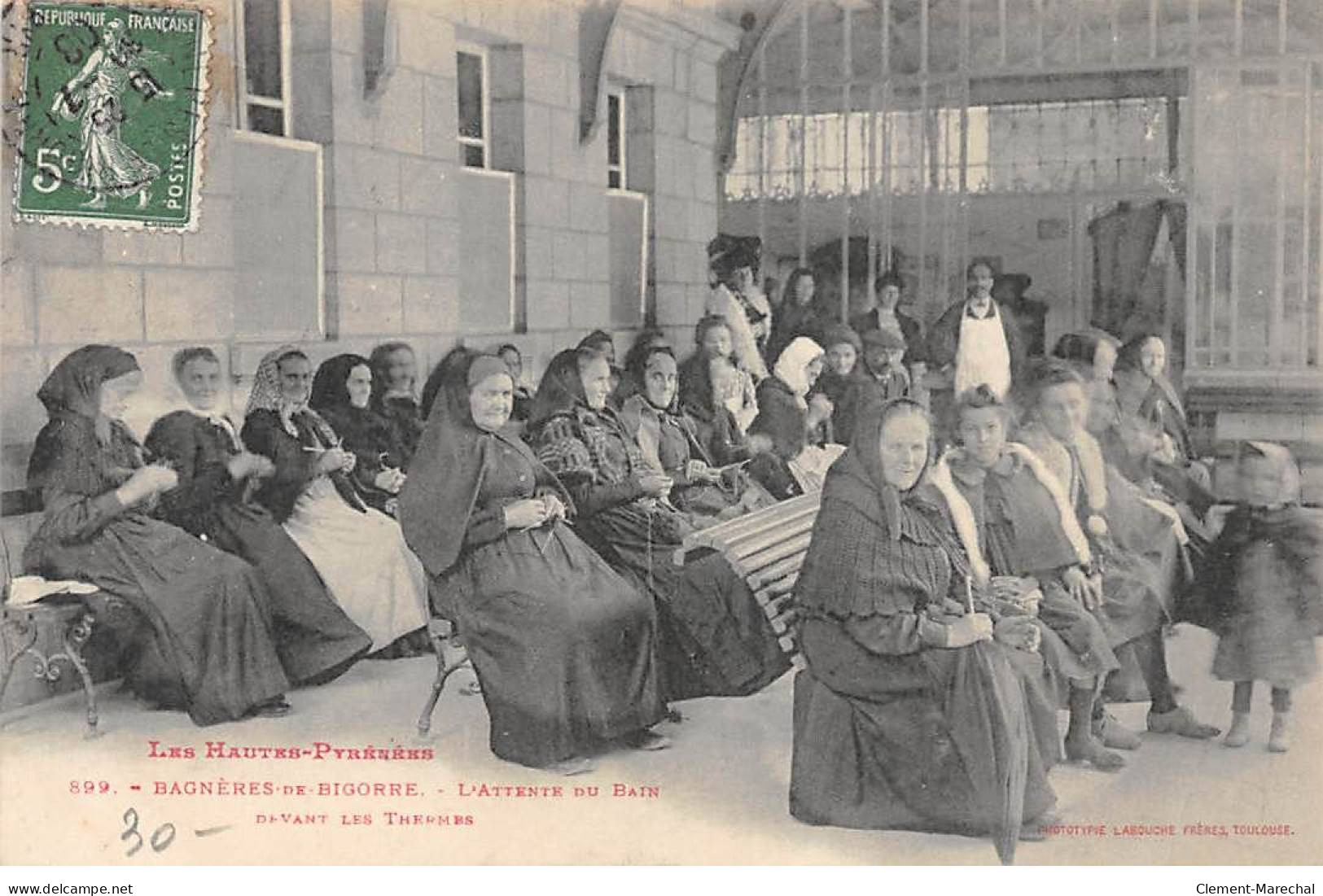 BAGNERES DE BIGORRE - L'attente Du Bain Devant Les Thermes - Très Bon état - Bagneres De Bigorre