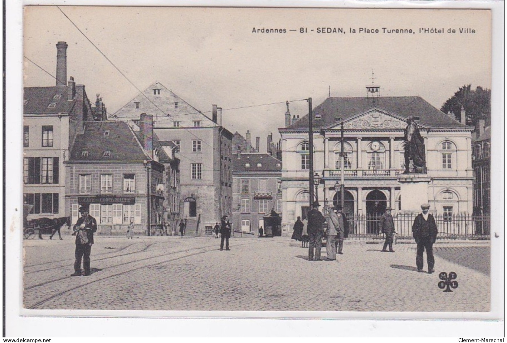 SEDAN : La Place Turenne, L'hotel De Ville - Tres Bon Etat - Sedan