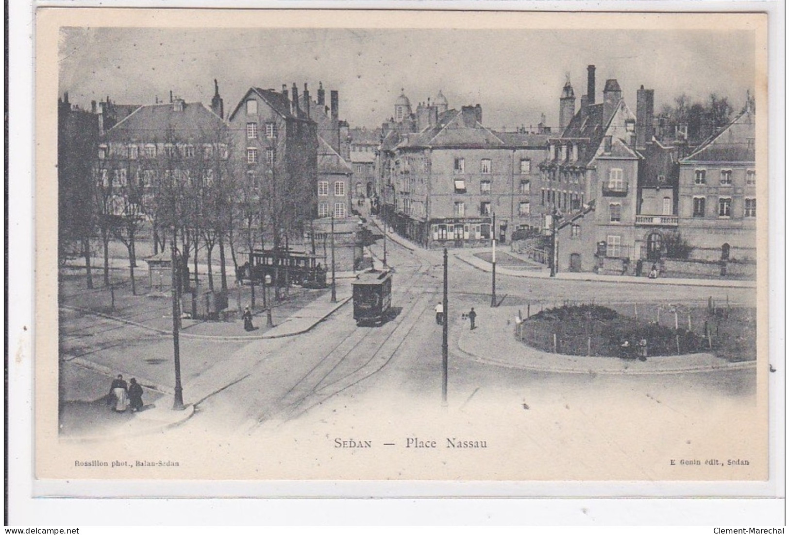 SEDAN : Place Nassau - Tres Bon Etat - Sedan