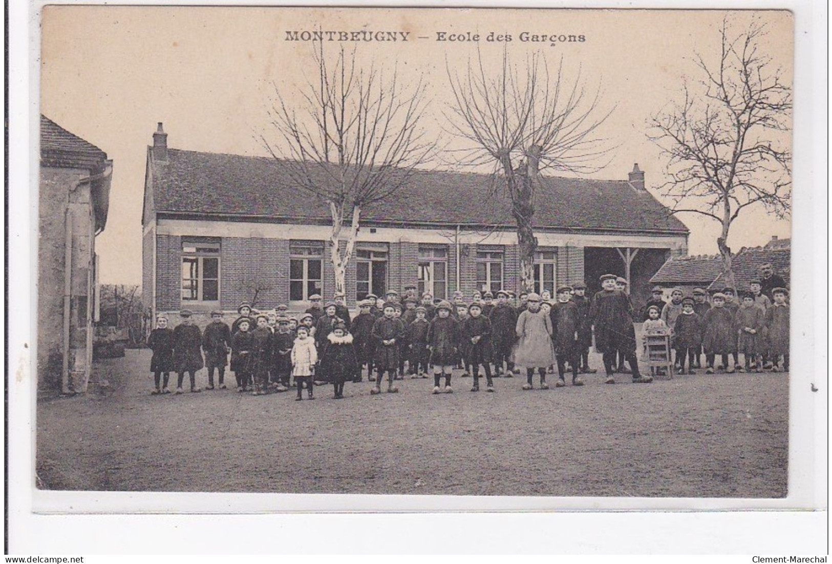 MONTBEUGNY : Ecole Des Garcons - Tres Bon Etat - Autres & Non Classés