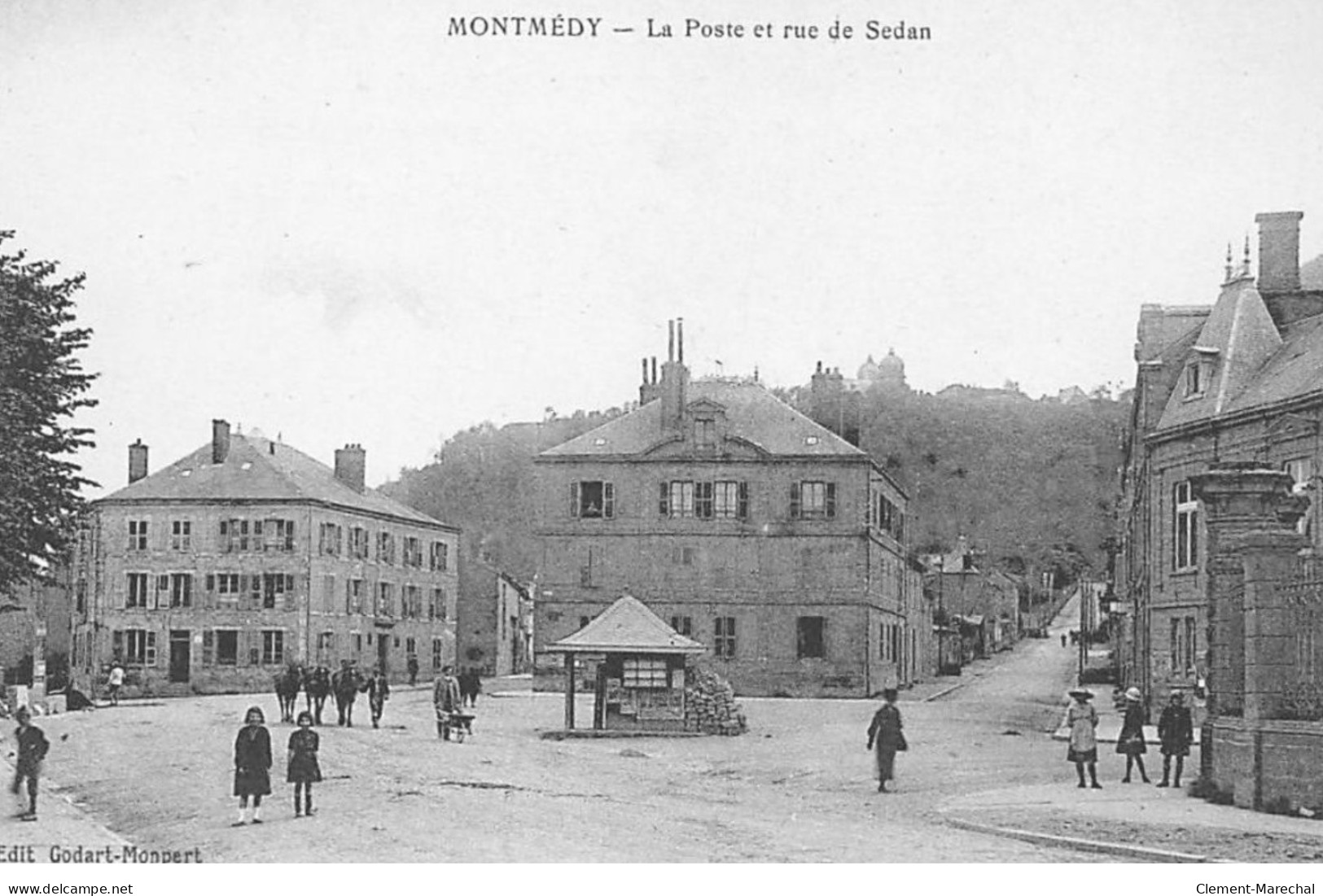 MONTMEDY : La Poste Et Rue De Sedan - Tres Bon Etat - Montmedy