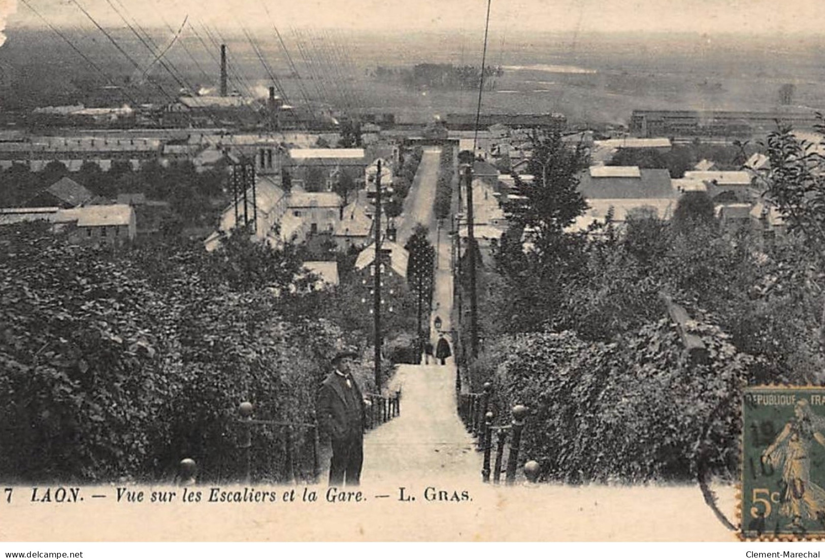 LAON : Vue Sur Les Escaliers Et La Gare - Etat - Laon
