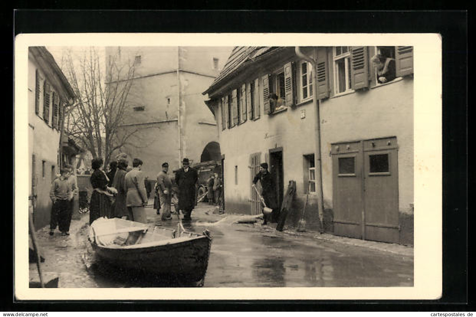 Foto-AK Waiblingen, Strassenpartie Bei Hochwasser - Passanten, Hausbewohnerinnen, Boot Und Einwohner Mit Eimer  - Überschwemmungen