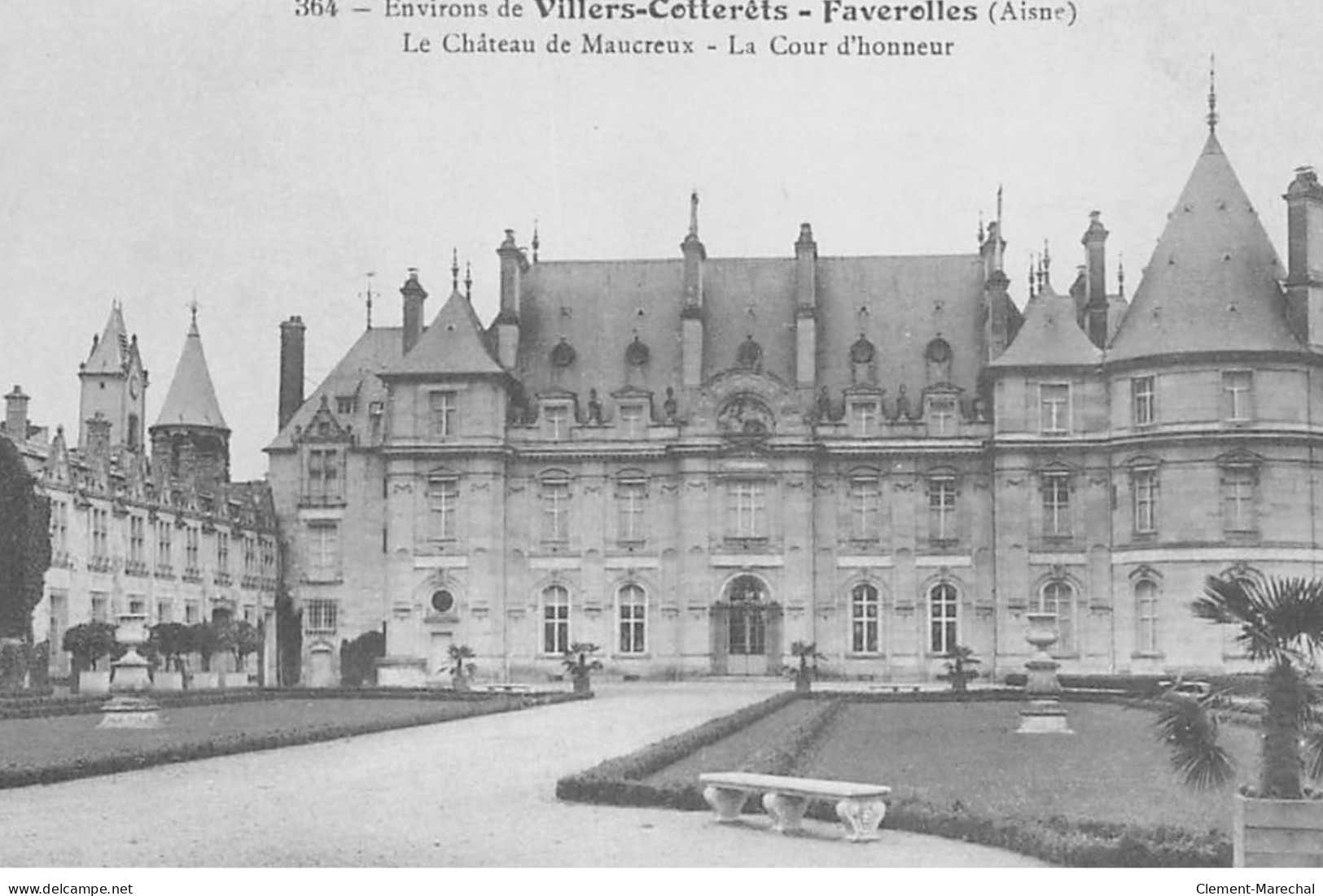 FAVEROLLES : Le Chateau De Maucreux, La Cour D'honneur - Tres Bon Etat - Other & Unclassified