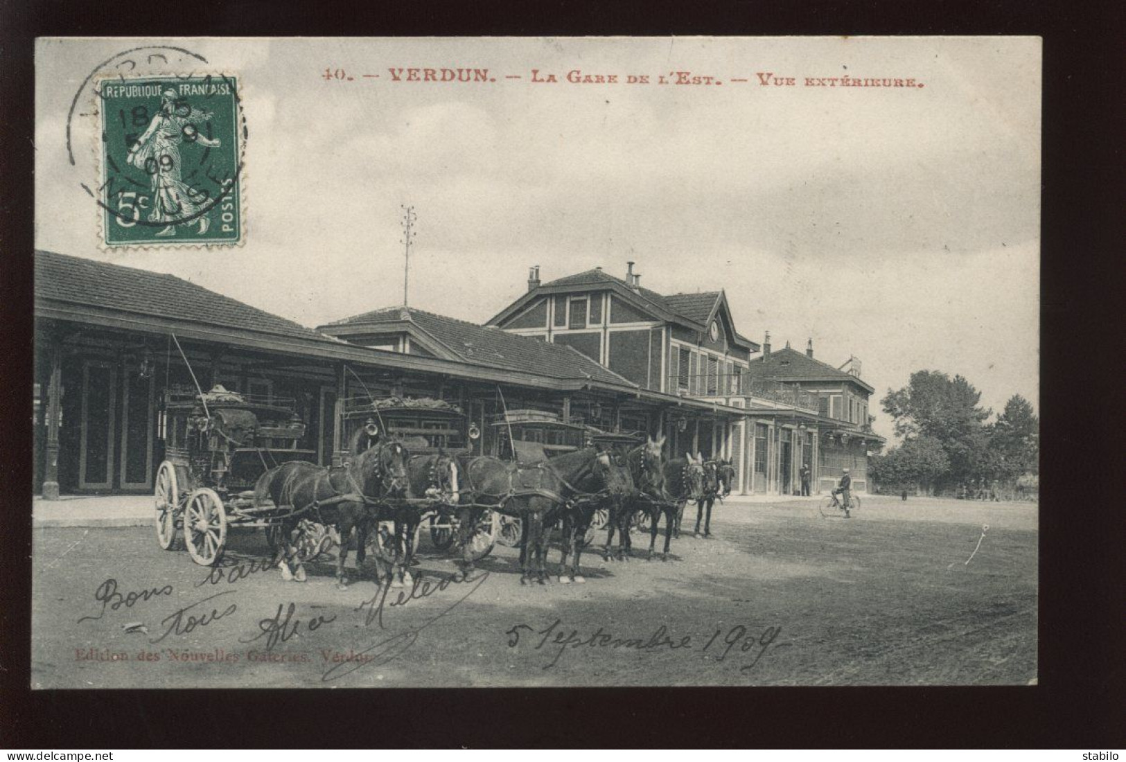 55 - VERDUN - LA GARE DE CHEMIN DE FER - ATTELAGES DE CHEVAUX - EDITEUR NOUVELLES GALERIES - Verdun