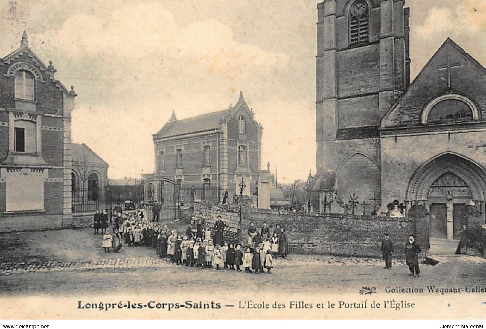 LONGPRE-les-CORPS-SAINTS : L'ecole Des Filles Et Le Portail De L'eglise - Tres Bon Etat - Autres & Non Classés