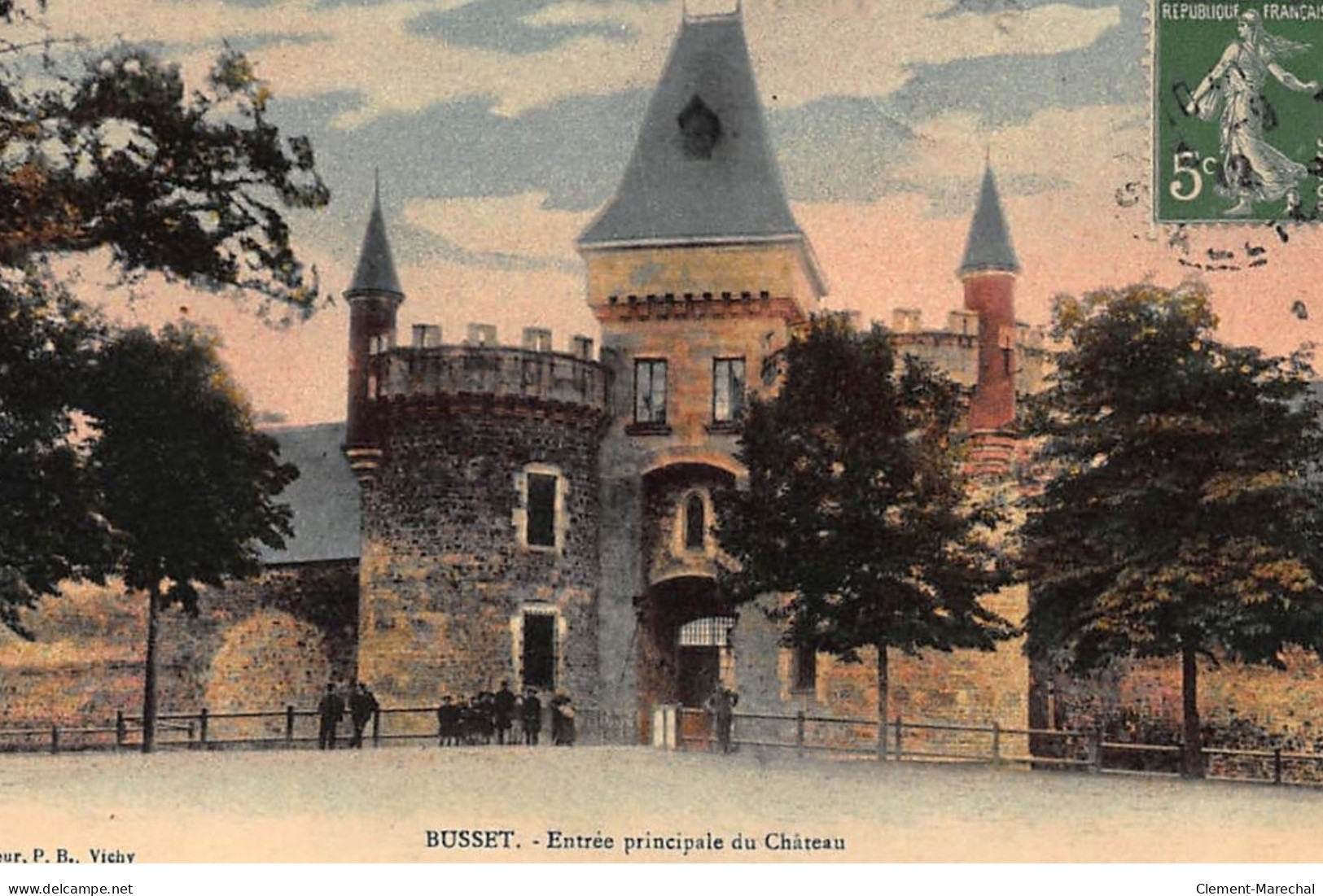BUSSET : Entrée Principale Du Chateau - Etat - Autres & Non Classés