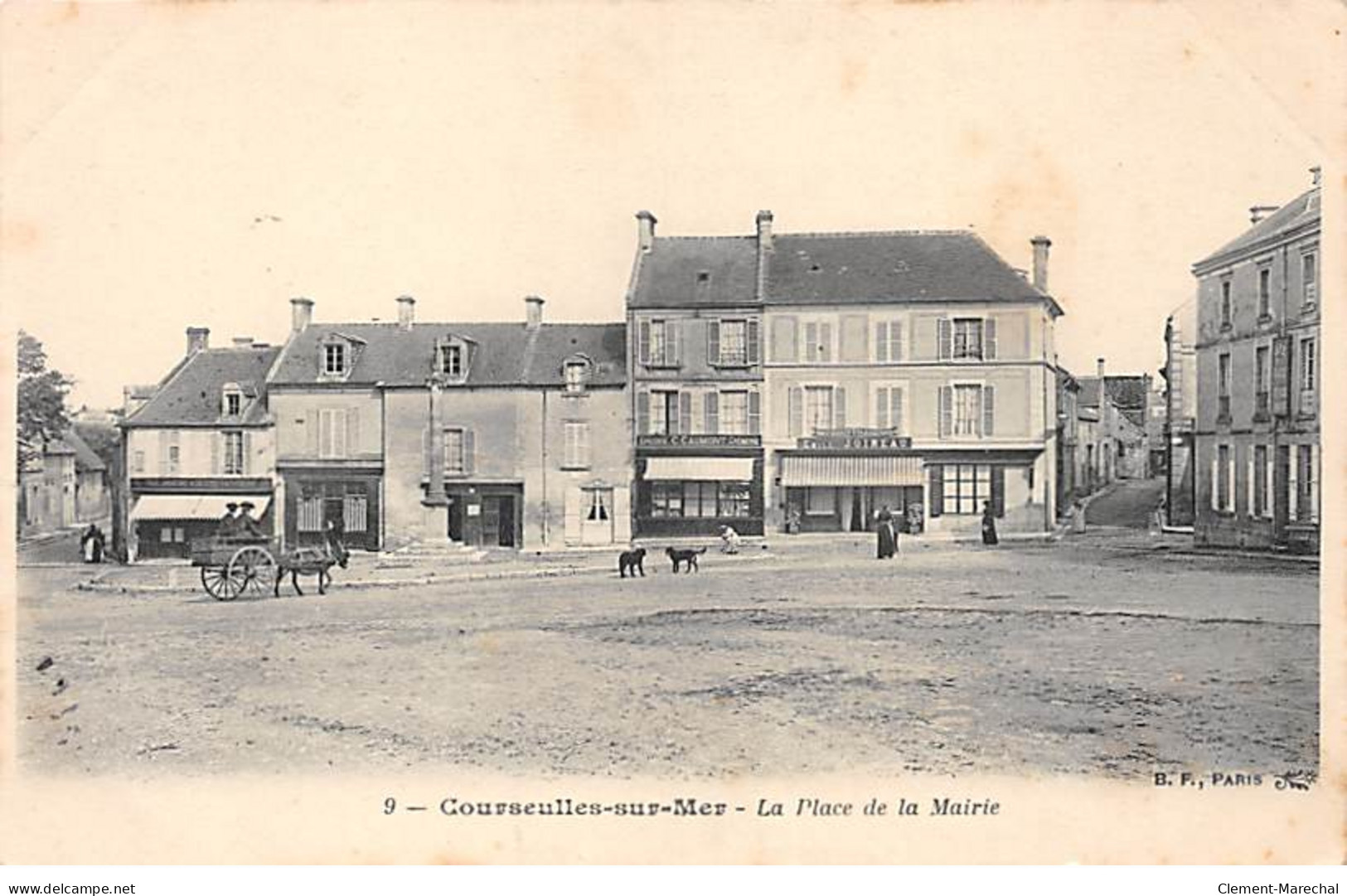 COURSEULLES SUR MER - La Place De La Mairie - Très Bon état - Courseulles-sur-Mer