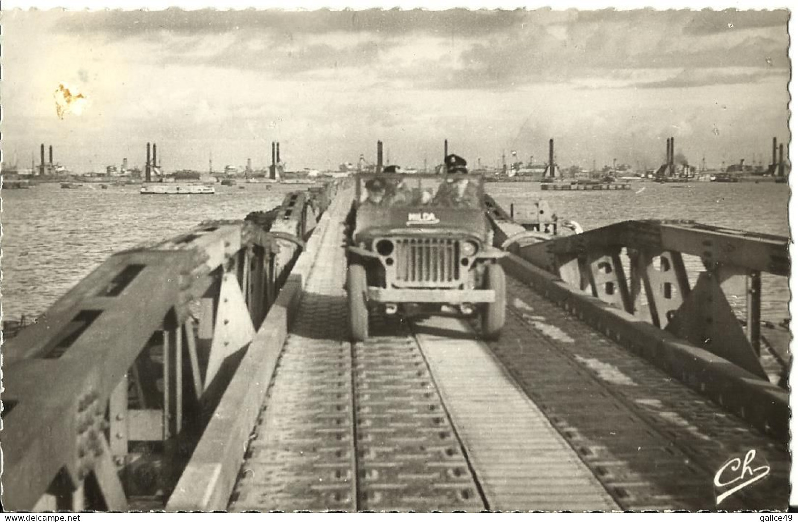 9705 Arromanches - Port Winston Churchil - Jeep Sur Une Des Jetées. Au Loin, Les Quais De Débarquement - Guerre 1939-45