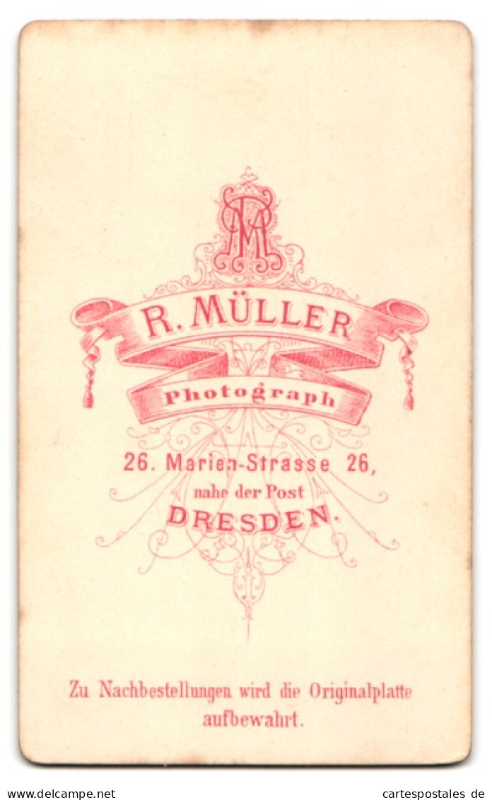 Fotografie Atelier Richard Müller, Dresden, Marien-Strasse 26, Beleibter Junger Mann Mit Schnurrbart Und Brille  - Anonieme Personen