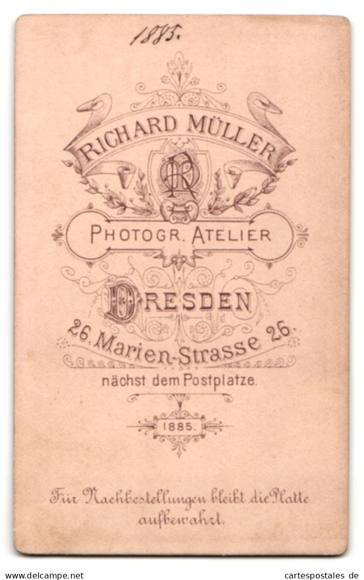 Fotografie Atelier Richard Müller, Dresden, Marien-Strasse 26, Hübsche Junge Frau Mit Medaillon Um Den Hals  - Anonieme Personen
