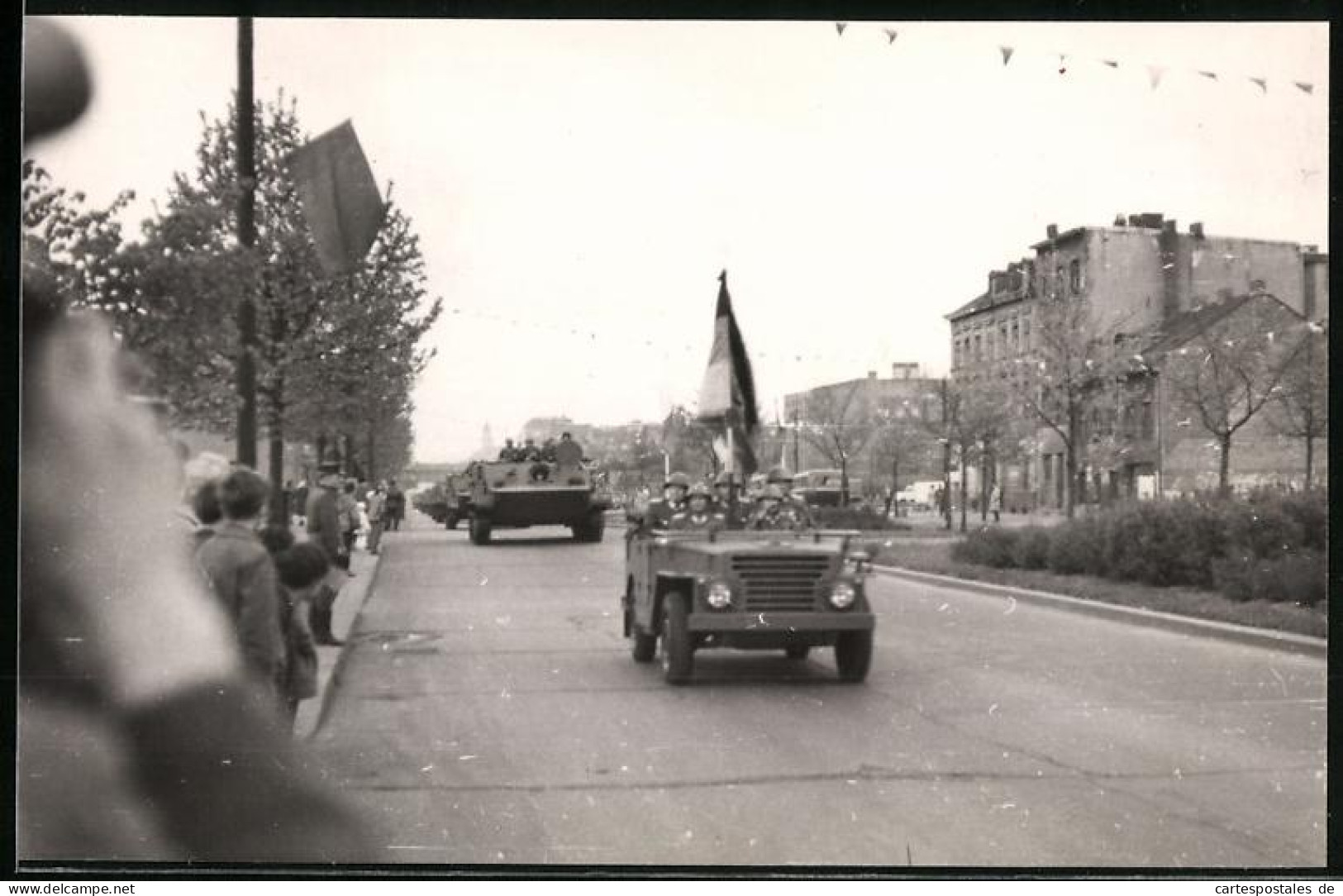 Fotografie NVA-Militärparade, Kübelwagen Mit Nationalfahne Führt Panzer, Tank-Kolonne An  - Krieg, Militär