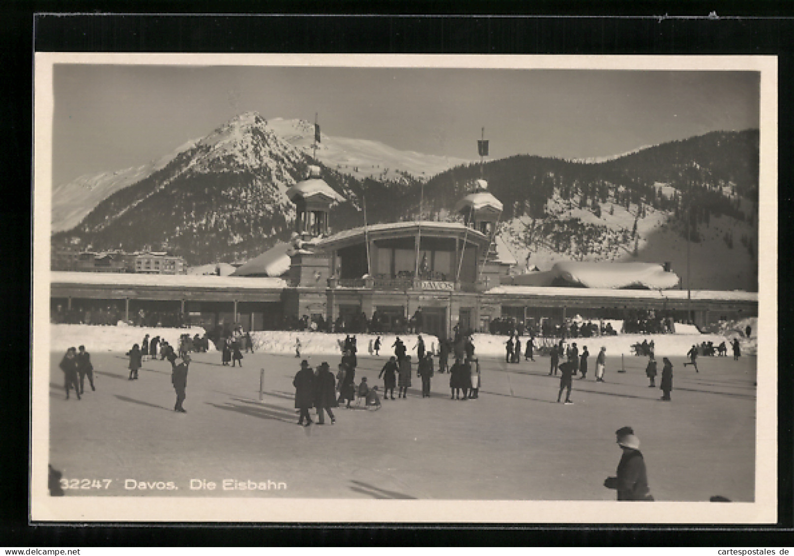 AK Davos, Schlittschuhläufer Auf Der Eisbahn  - Davos