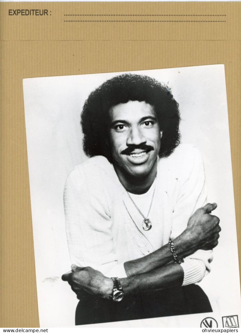 LE CHANTEUR  MUSICIEN  LIONEL RICHIE - Célébrités