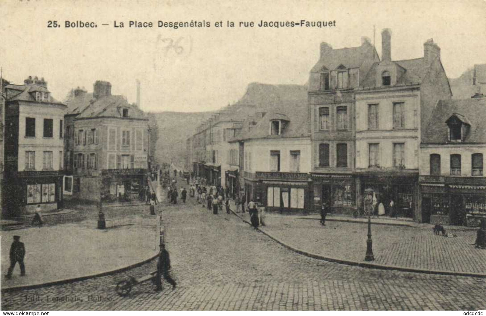 BOLBEC  La Place Desgenérais Et La Rue Jacques Fauquet Animée Commerces RV - Bolbec
