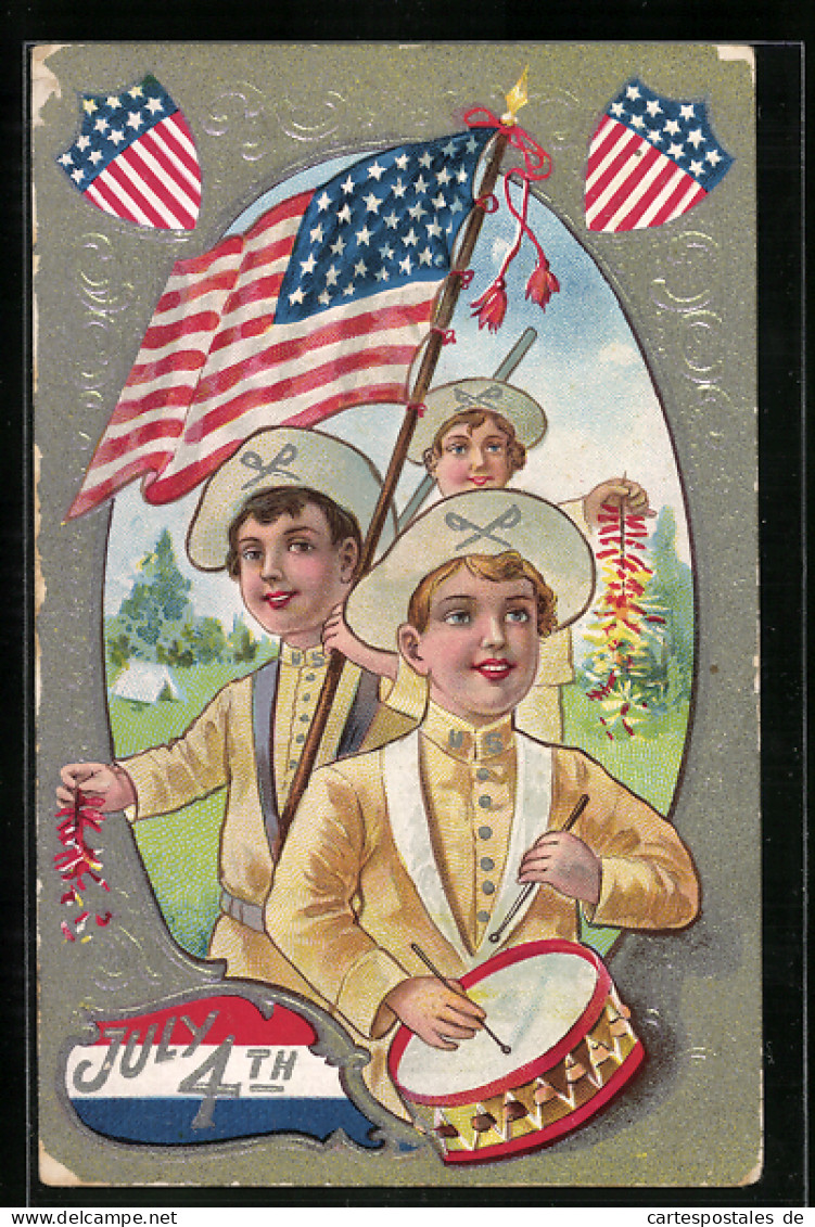 Präge-AK Drei Junge Männer Mit Flagge Und Trommel, 4th Of July, Amerikanischer Unabhängigkeitstag  - Sonstige & Ohne Zuordnung