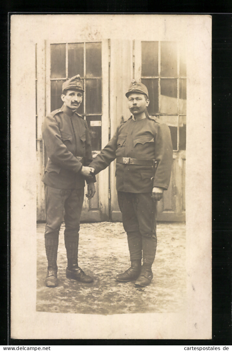 Foto-AK Zwei Soldaten Geben Sich Die Hand  - Sonstige & Ohne Zuordnung