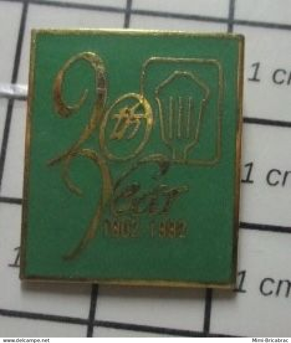 912e Pin's Pins / Beau Et Rare / AUTRES / 90 YEARS 1902 1992 De Quoi , On Sait Pas ! - Sonstige & Ohne Zuordnung