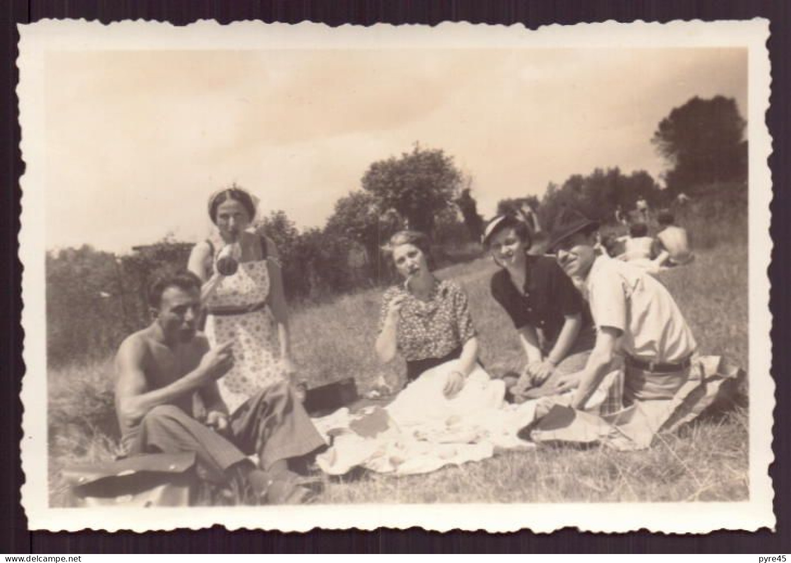 PHOTO DE PERSONNE DEJEUNANT SUR L HERBE 9 X 6 CM - Anonyme Personen