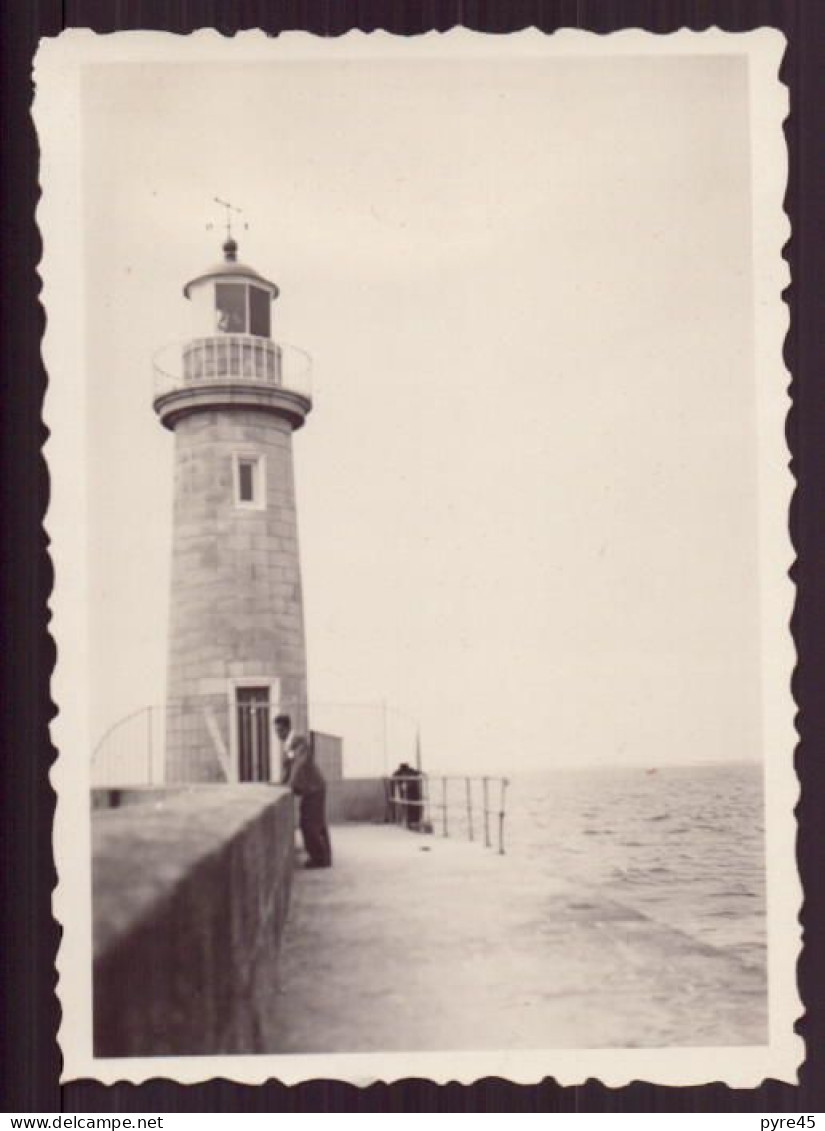 PHOTO D UN HOMME PRES D UN PHARE 6 X 8.5 CM - Personnes Anonymes