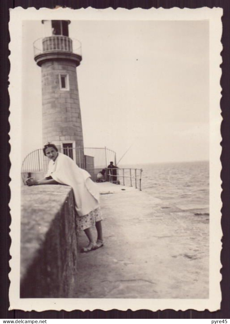 PHOTO D UNE FEMME PRES D UN PHARE 6 X 8.5 CM - Anonyme Personen