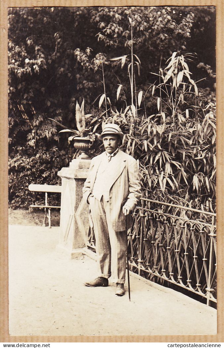 06294 / Carte-Photo Homme à Moustache Chapeau Canne Costume Rayé Jardin Public 1910s AS De TREFLE - Mode