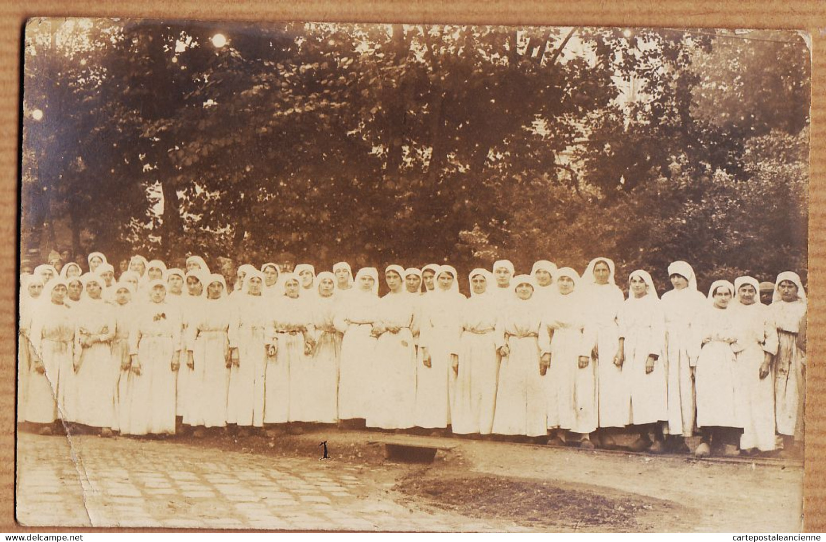 06296 / Ethnic France Carte-Photo 1915s Groupe D'infirmières Religieuses ? Coiffe Robe Blanche  - Santé