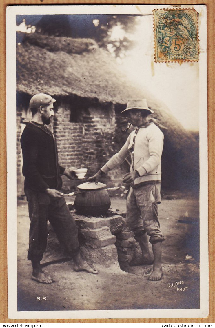06319 / Carte-Photo DULONG Métier Forestier Chaumières 2 Hommes Pieds-nus Autour D'une Marmite 1900s - Autres & Non Classés
