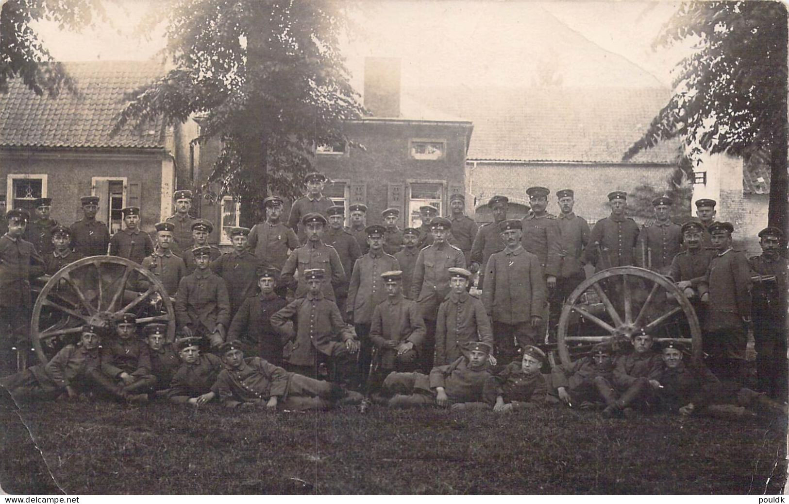 German Feldpost WW1 From Verdun, France - Postcard Soldiers In A City From Reserve Artillerie Regiment 28 (8. Batterie/I - Militaria