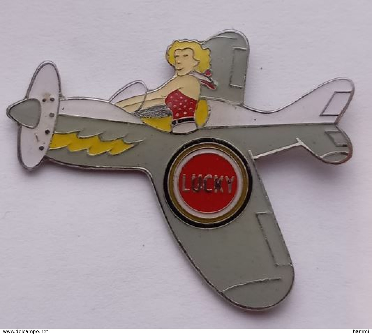 AB430 Pin's Pin'up Pin'ups LUCKY PLACE TABAC Avion Qualité époxy Achat Immédiat - Pin-ups