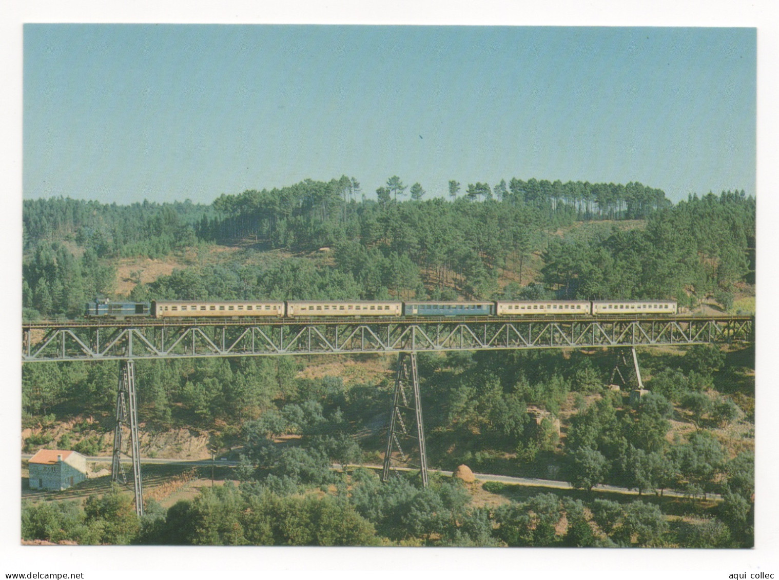 SUR LE PONT DE LUSO UN TRAIN " EXPRESS" VERS LISBOA EST REMORQUÉ PAR UNE DIESEL SÉRIE 1401/1467 AOÛT 1973 - Eisenbahnen