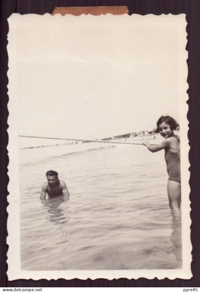 PHOTO D UN HOMME AVEC UN ENFANT A LA MER 6 X 8.5 CM - Personnes Anonymes