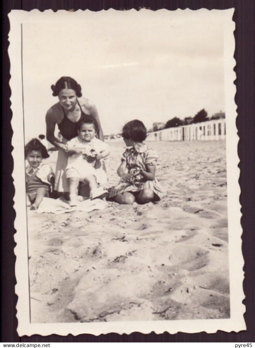 PHOTO D UNE FEMME AVEC SES ENFANTS A LA PLAGE 6 X 8.5 CM - Anonieme Personen