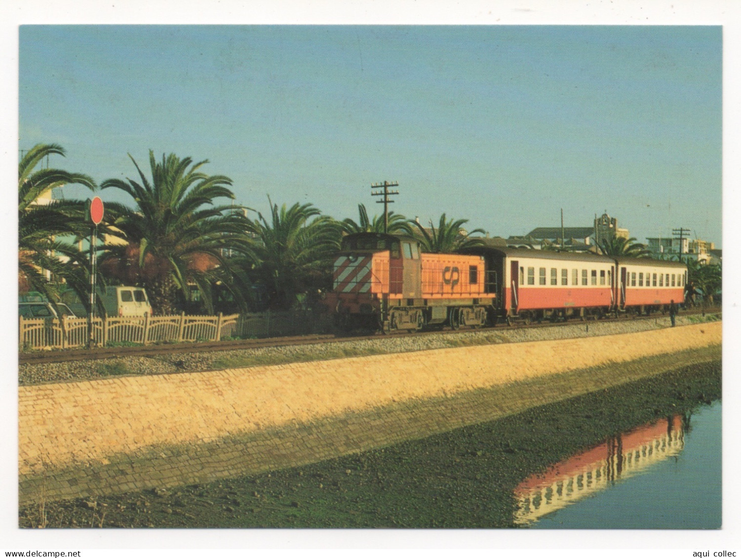 UN TRAIN OMNIBUS DE VIA REAL DE SANTO ANTÔNIO RALENTIT AVANT L'ENTRÉE DE FARO - LA LOCOMOTIVE EST UNE BRISONEAU ET LOTZ - Trains