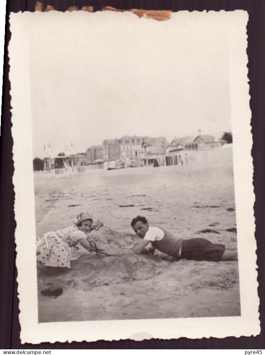 PHOTO D UN HOMME ET SA FILLE JOUANT DANS LE SABLE 7 X 9 CM - Anonieme Personen