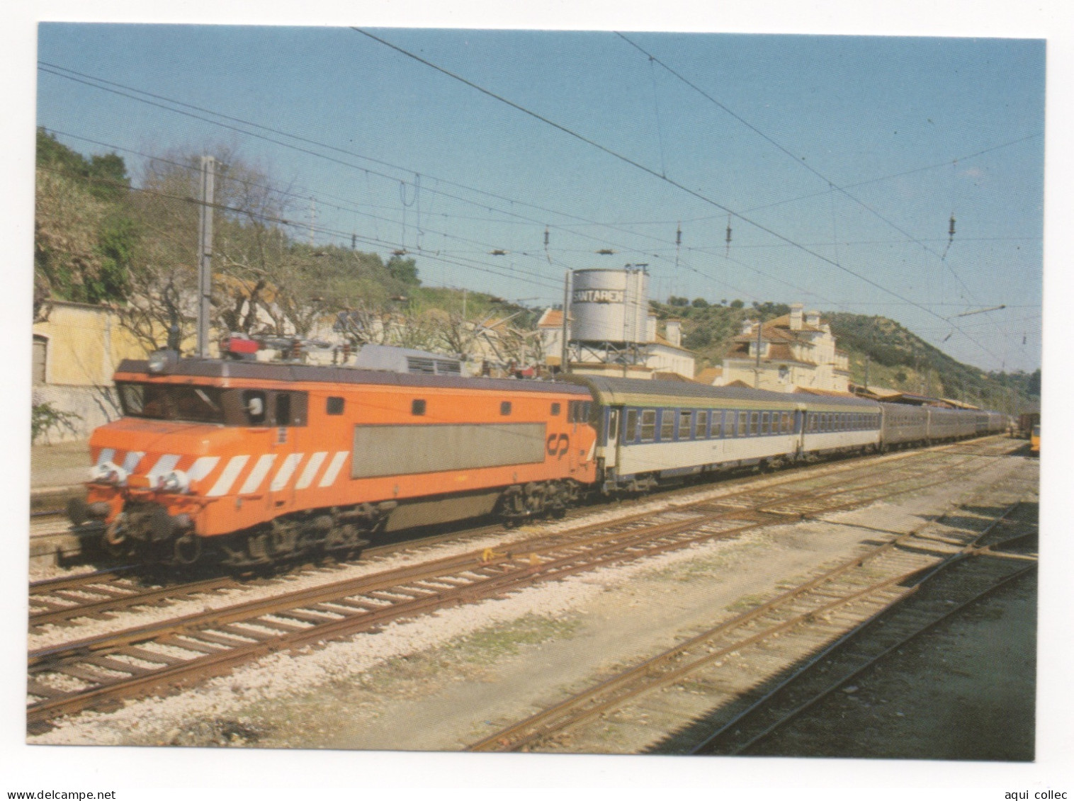 PASSAGE EN VITESSE À SANTARÉM DU SUD-EXPRESS DE PARIS A LISBOA - REMORQUÉ PAR UNE LOCO DE LA SÉRIE 2601/2612 - Trains