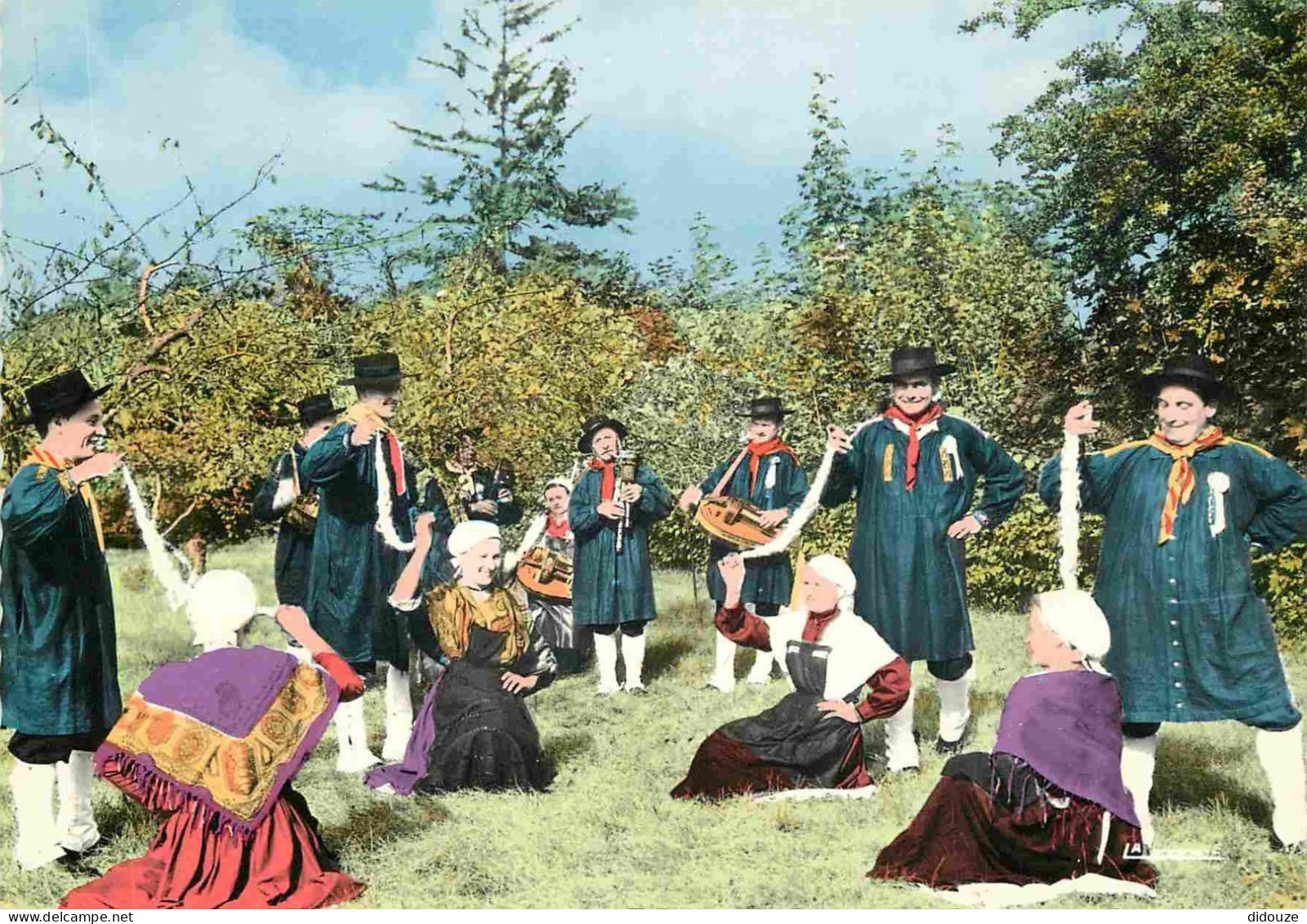 Folklore - Nivernais - Folklore Régional - Bourrée Quenouillée - Danse - Carte Dentelée - CPSM Grand Format - Carte Neuv - Trachten