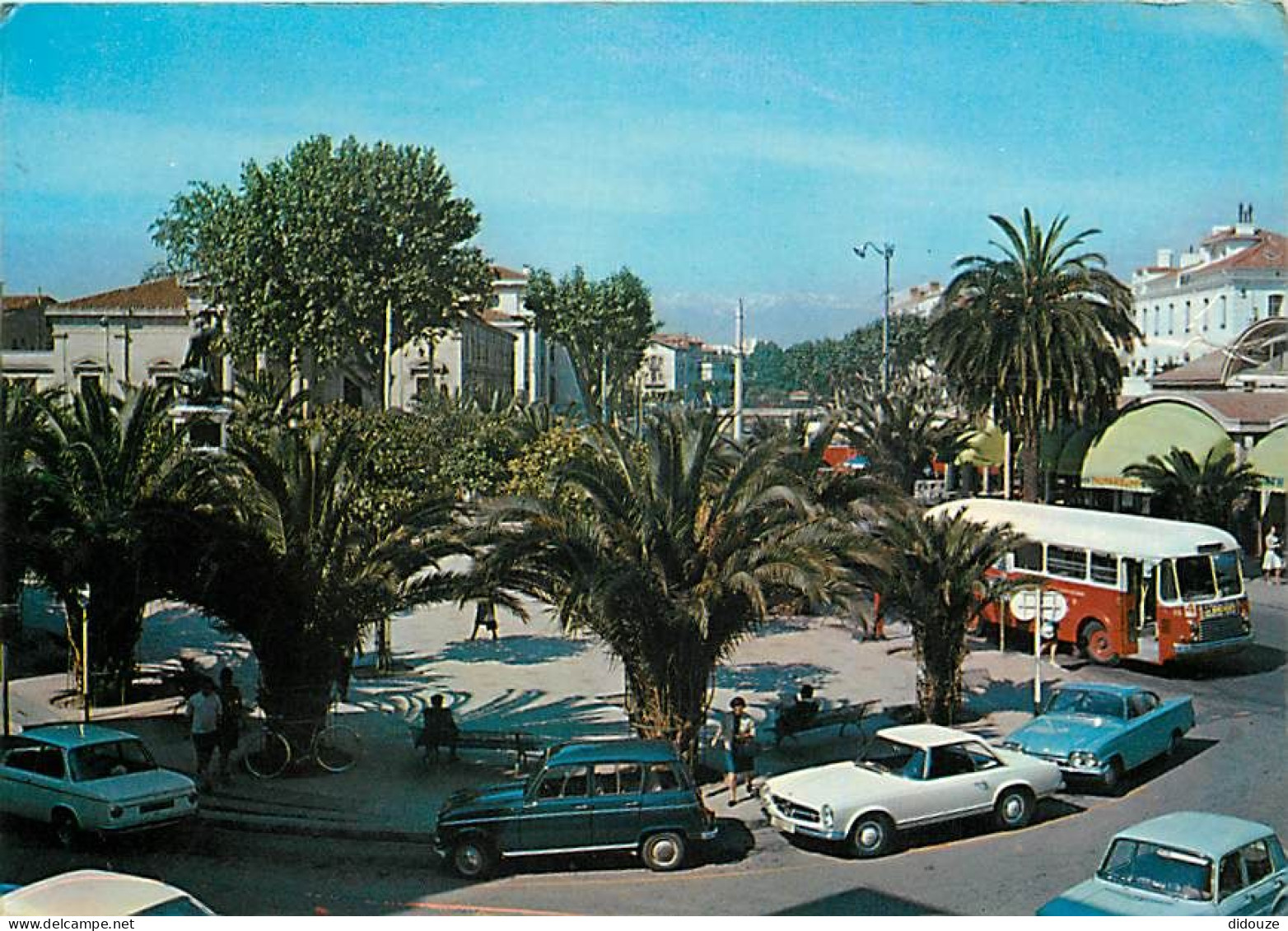 Automobiles - Perpignan - La Place Arago, Le Palmarium - Bus - Autocar - CPM - Voir Scans Recto-Verso - Passenger Cars