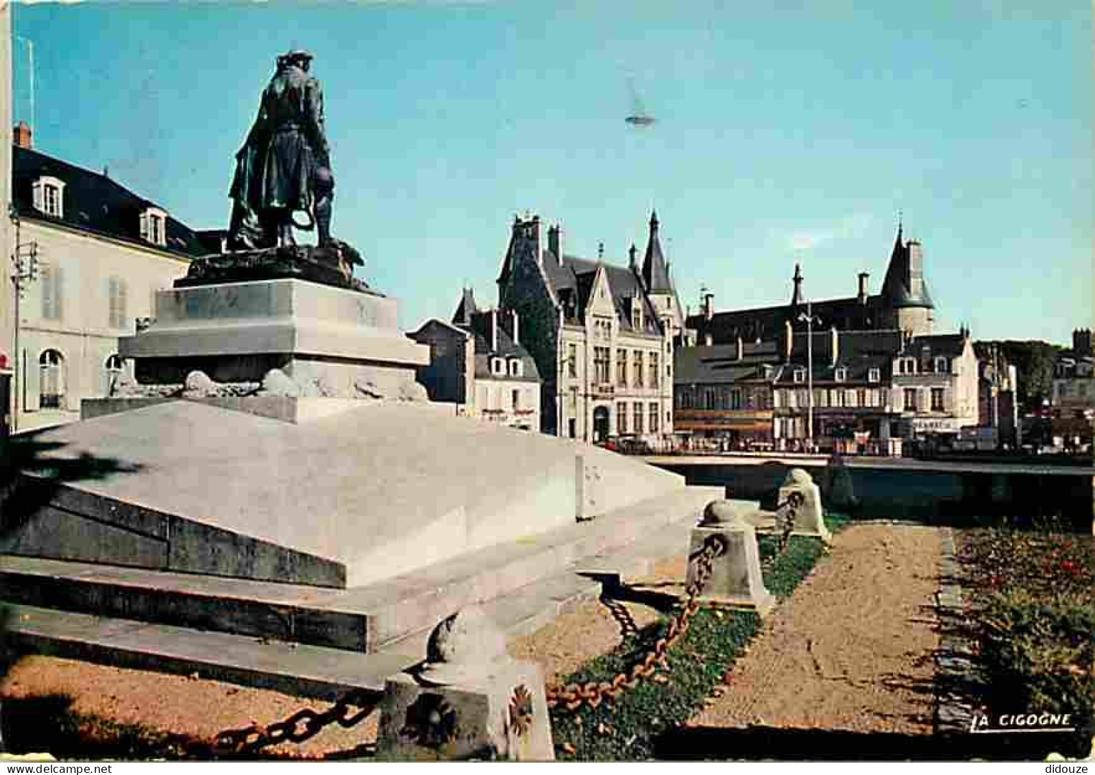58 - Nevers - Place Carnot - Monument - Statue - CPM - Voir Scans Recto-Verso - Nevers