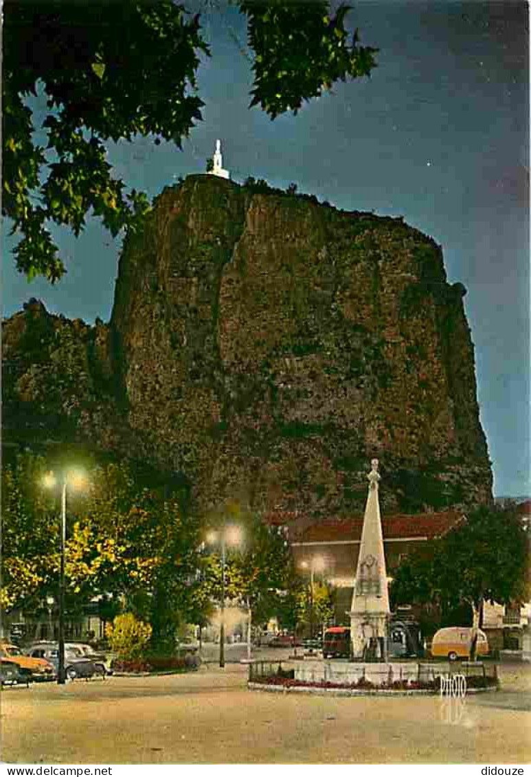 04 - Castellane - Vue Nocturne De La Grande Place Dominée Par La Chapelle De Notre-Dame Du Roc - Le Roc A Une Hauteur De - Castellane