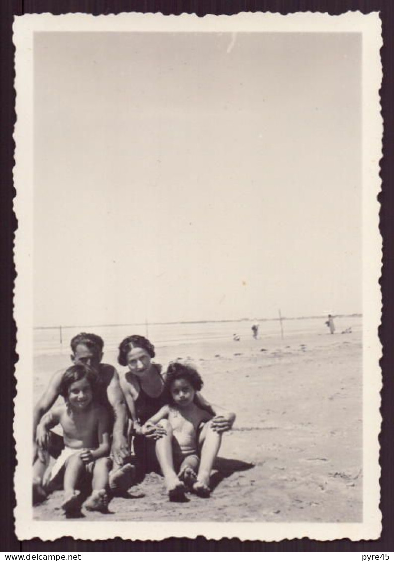 PHOTO D UN COUPLE AVEC DEUX ENFANTS A LA PLAGE 6 X 9 CM - Anonyme Personen