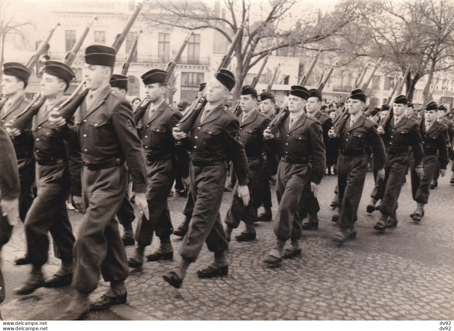 MAYENNE LAVAL DEFILE MILITAIRES 11 NOVEMBRE 1960 - Krieg, Militär