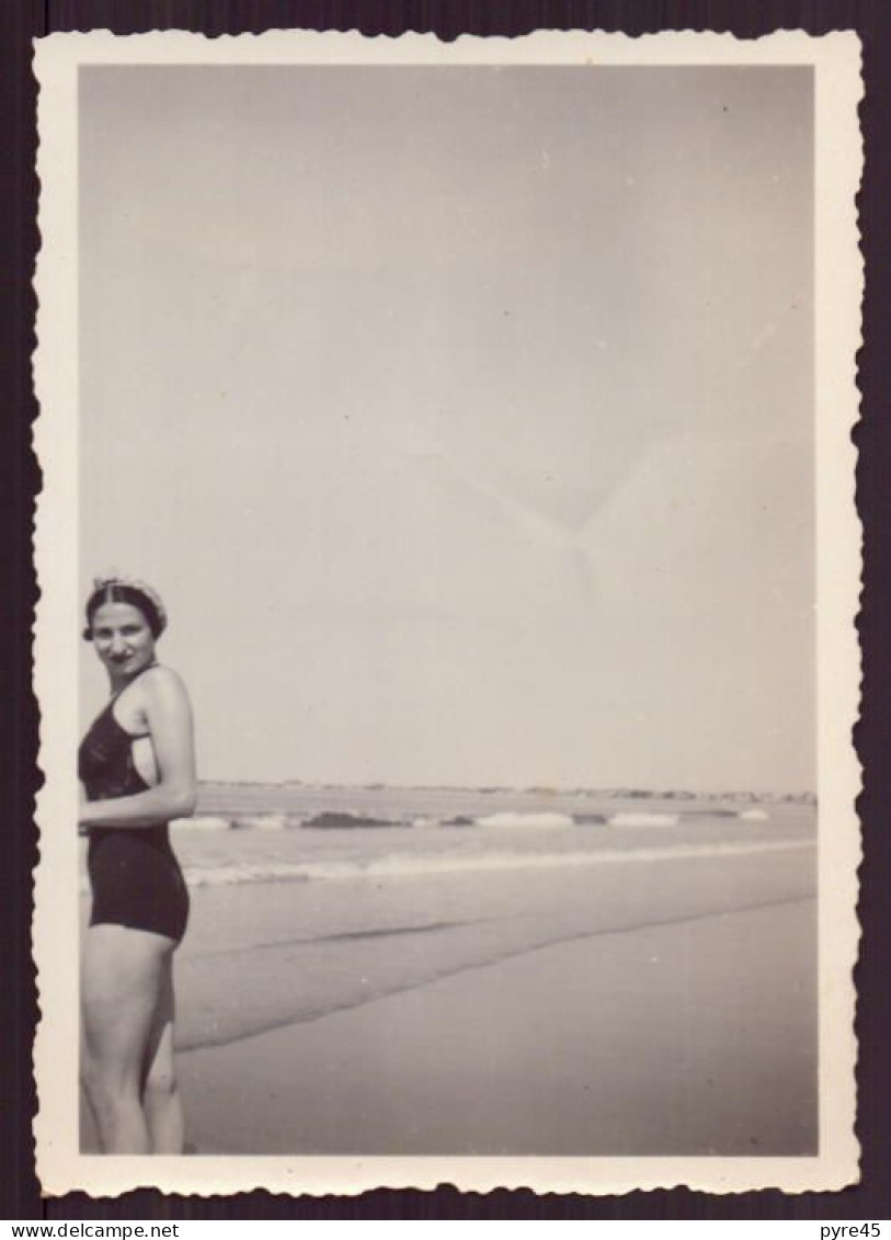 PHOTO D UNE FEMME SUR LE BORD DE MER 6 X 8.5 CM - Anonymous Persons