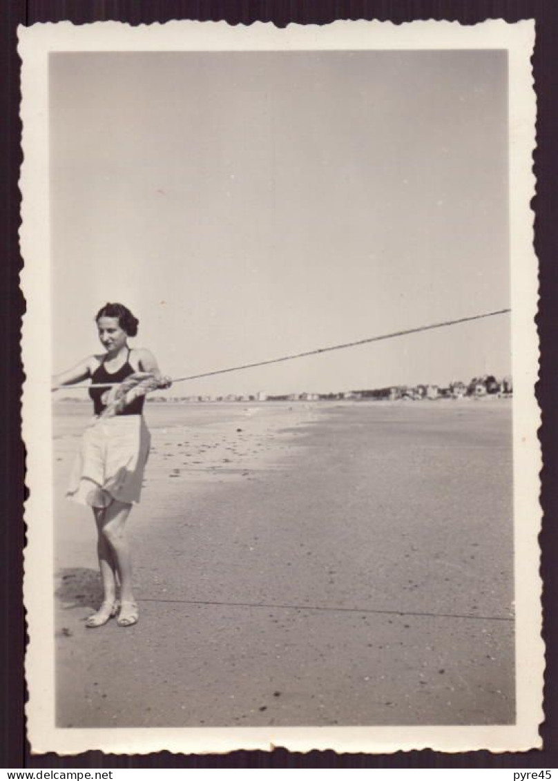 PHOTO D UNE FEMME SUR LE BORD DE MER 6 X 9 CM - Anonymous Persons